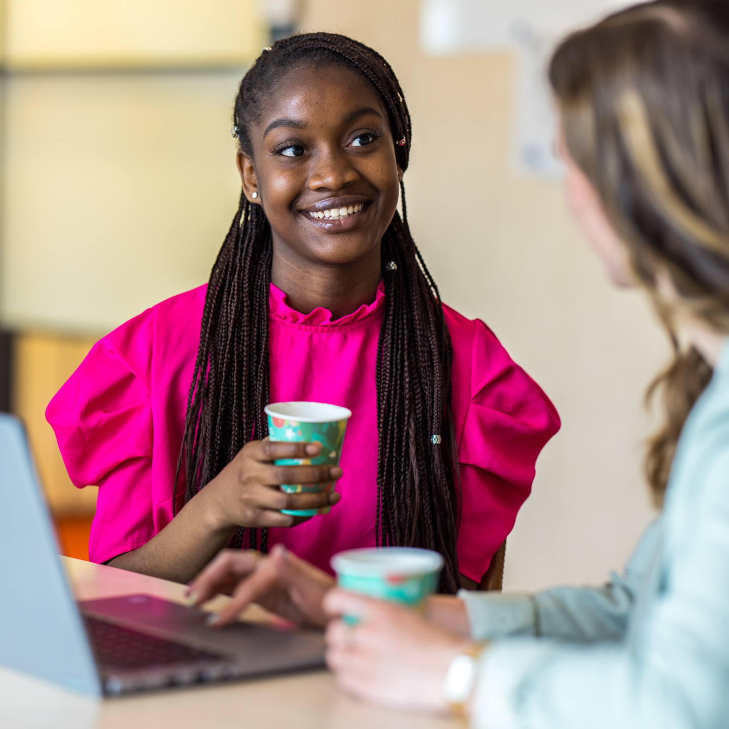 Stagiair en medewerker GGD Fryslan in gesprek