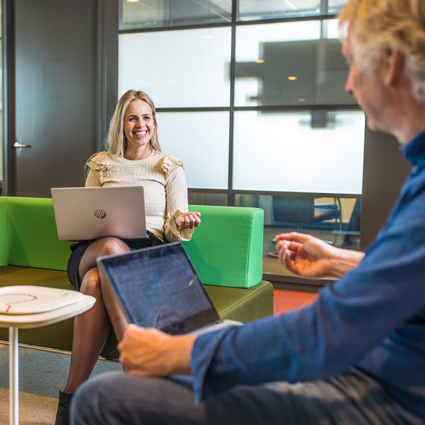 twee personen in contact op het kantoor van GGD fryslan